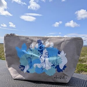 One Icelandair Amenity Pouch